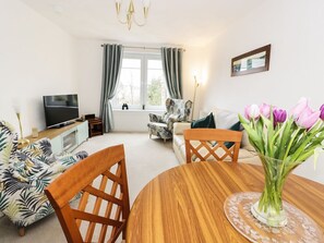 Living area - MACS Place: Cozy Stay in Largs (Largs)