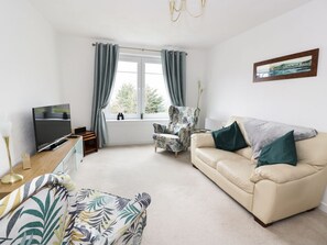 Living area - MACS Place: Cozy Stay in Largs (Largs)