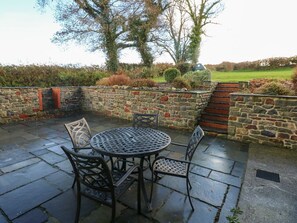 Outdoor dining - Bwthyn Trecoed, St Clears (Carmarthen)