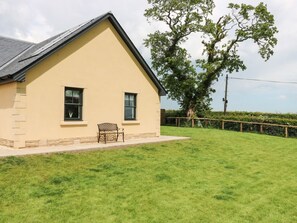 Property grounds - Gordon Lodge: A Charming Retreat (Duns)