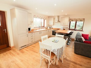 Interior - Bwythyn Neithior: Cozy Retreat (Llannerch-y-Medd)