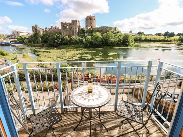 Outdoor dining - Ty Castell, Pembroke (Pembroke)