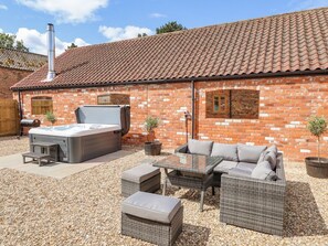 Terrace/patio - The Grange Cottage 1, Waltham. (Grimsby)