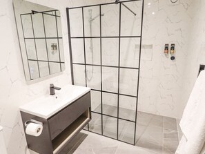 Shower - The Grange Cottage 1, Waltham. (Grimsby)