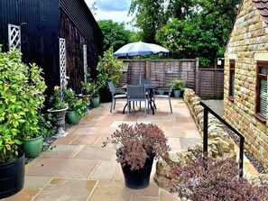 Outdoor dining - Farm Yard Cottage, Allerston (Pickering)