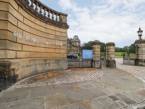 المنطقة المحيطة بالمنشأة