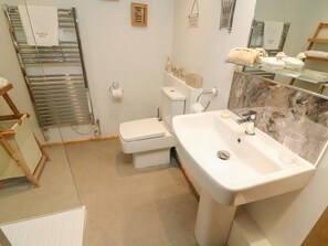 Shower - RUSHTON BARN, woodburner, romantic, near Settle (Settle)