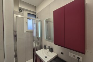 Douche, bidet, serviettes fournies, shampoing