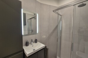 Shower, bidet, towels, shampoo - Located in one of Viareggio’s most desirable areas, just a few steps from the Pineta di Ponente and approximately a 10-minute walk from the beach, the apartment is an ideal choice for those seeking tranquility and comfort in a well-serviced residential (Viareggio)