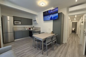 Fridge, microwave, dishwasher, high chair - Located in one of Viareggio’s most desirable areas, just a few steps from the Pineta di Ponente and approximately a 10-minute walk from the beach, the apartment is an ideal choice for those seeking tranquility and comfort in a well-serviced residential (Viareggio)