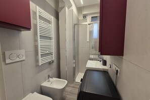 Douche, bidet, serviettes fournies, shampoing