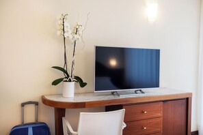 Comfort Triple Room, Balcony, Sea View | Interior - Hotel Bellevue Beach (Milano Marittima)