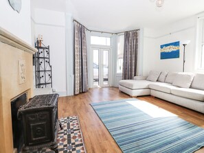 Fireplace - Goldhurst Apartment, Hastings. (Hastings)