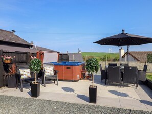 Outdoor dining - Bronallt, Cemaes Bay (Cemaes Bay)