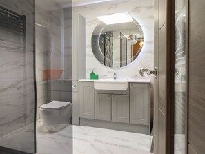 Shower - Bronallt, Cemaes Bay (Cemaes Bay)