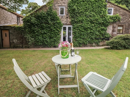 Outdoor dining. BARN COTTAGE, countryside, in Peak Forest, 985633