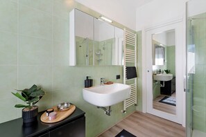 Shower, hair dryer, towels - Lake Como Style Home (Lecco)