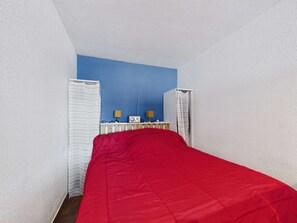 Room - Charming 2-Bedroom Cabin Apartment with Private Parking (Marseillan-Plage)