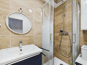 Bathroom - Charming 2-Bedroom Cabin Apartment with Private Parking (Marseillan-Plage)