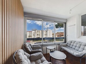 Living area - Charming 2-Bedroom Cabin Apartment with Private Parking (Marseillan-Plage)