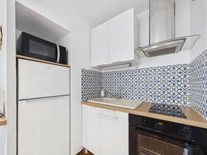 Private kitchen - Charming 2-Bedroom Cabin Apartment with Private Parking (Marseillan-Plage)