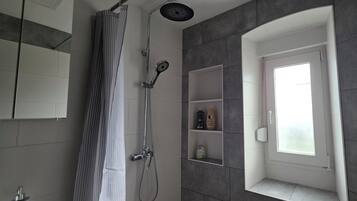 Dusche, Haartrockner, Handtücher, Seife