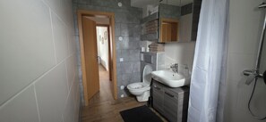 Shower, hair dryer, towels, soap - A cozy temporary home and freedom. (Helmbrechts)