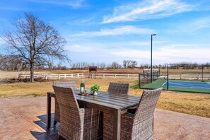 Outdoor dining - The Lake House on Boyd Private Boat Ramp & Dock (Loveland)