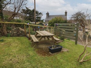 Outdoor dining - Charming Ty Gwenyn Retreat in Rhydwyn (Holyhead)