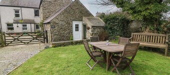 Charming Ty Gwenyn Retreat in Rhydwyn