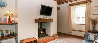 Charming Ty Gwenyn Retreat in Rhydwyn