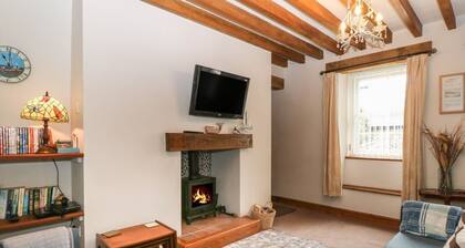 Charming Ty Gwenyn Retreat in Rhydwyn