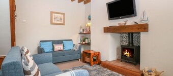 Charming Ty Gwenyn Retreat in Rhydwyn