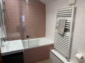 Shower - Orchard Cottage, Lothersdale (Keighley)