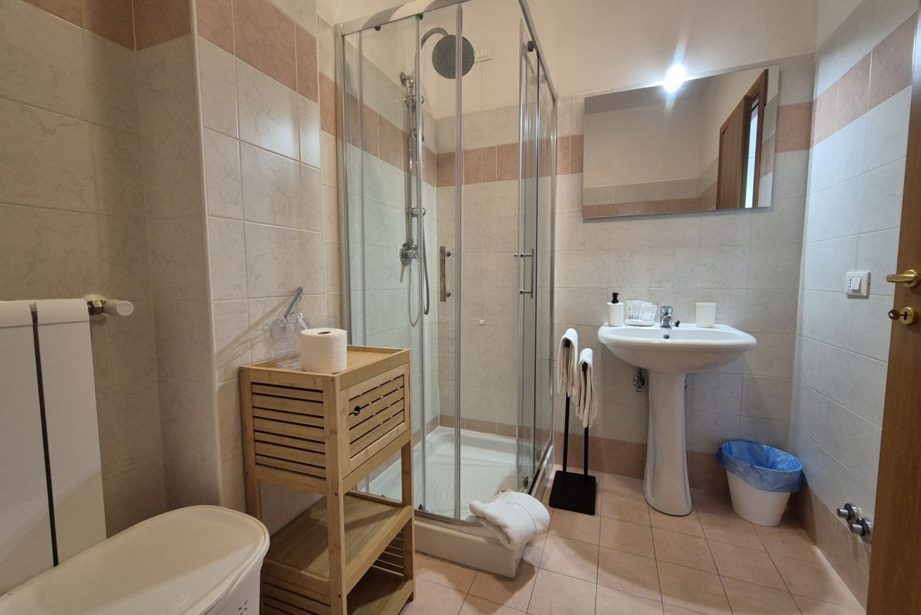 Regadera, bidet, toallas, shampoo 