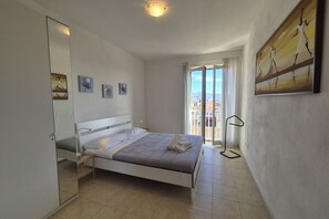 Iron/ironing board - Located in one of Viareggio’s most desirable areas, just a few steps from the Pineta di Ponente and approximately a 10-minute walk from the beach, the apartment is an ideal choice for those seeking tranquility and comfort in a well-serviced residential (Viareggio)