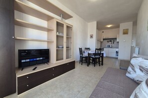TV - Located in one of Viareggio’s most desirable areas, just a few steps from the Pineta di Ponente and approximately a 10-minute walk from the beach, the apartment is an ideal choice for those seeking tranquility and comfort in a well-serviced residential (Viareggio)