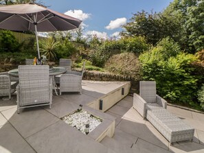 Outdoor dining - 2 White Rock Court, Paignton (Paignton)