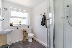Shower - Dringarth: Cozy Retreat in Tenby (Tenby)