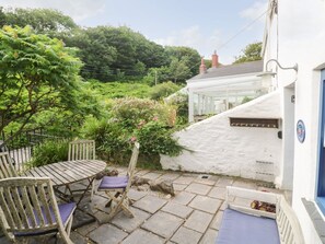 Outdoor dining - Honeysuckle Cottage, St Agnes (St. Agnes)