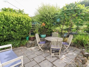 Outdoor dining - Honeysuckle Cottage, St Agnes (St. Agnes)