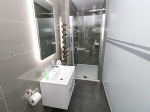 Shower - Apartment 4 is in Tenby, Dyfed (Tenby)