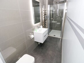 Shower - Apartment 4 is in Tenby, Dyfed (Tenby)