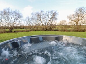 Outdoor spa tub - Lodge 2, Edith Weston, Rutland (Oakham)