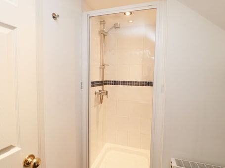 Shower. Old Queen's Head, Wolsingham