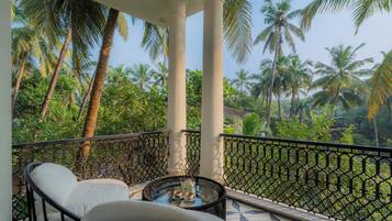 Luksushuvila, parveke, näköala puutarhaan | Ulkoalueet