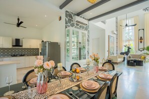 Luksushuvila, parveke, näköala puutarhaan | Ruokailu