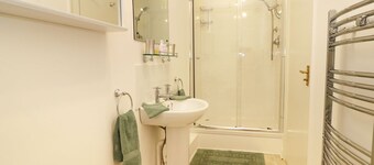WESTGATE COTTAGE, pet-friendly, near Sittingbourne