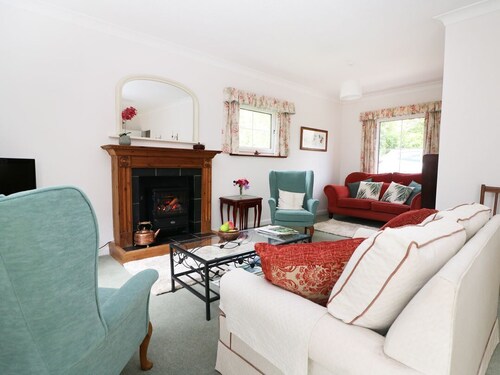 WESTGATE COTTAGE, pet-friendly, near Sittingbourne