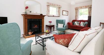 WESTGATE COTTAGE, pet-friendly, near Sittingbourne